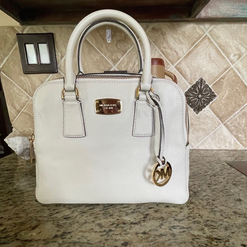Michael Kors Purse, vanilla color new.